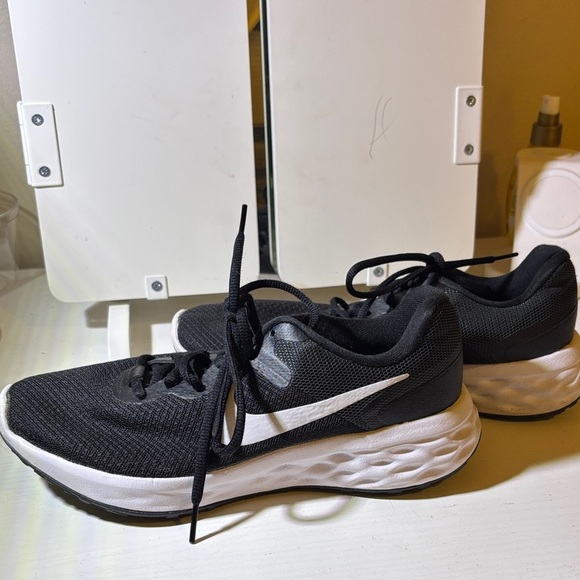 Nike Black and White Running Shoes - Picture 1 of 6